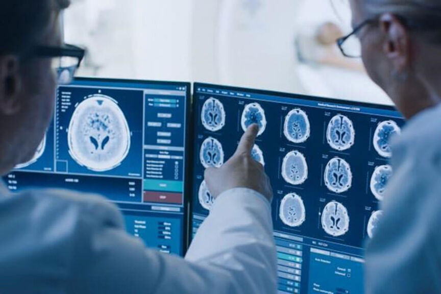 radiologists-examining-images